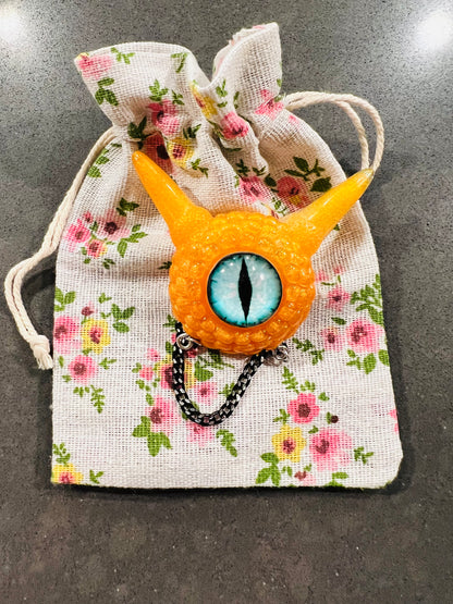 Monster brooch, handmade evil eye broach, edgy orange pastel goth brooch in resin, spooky jewelry, horror brooch, weird jewelry. Model Pointy.