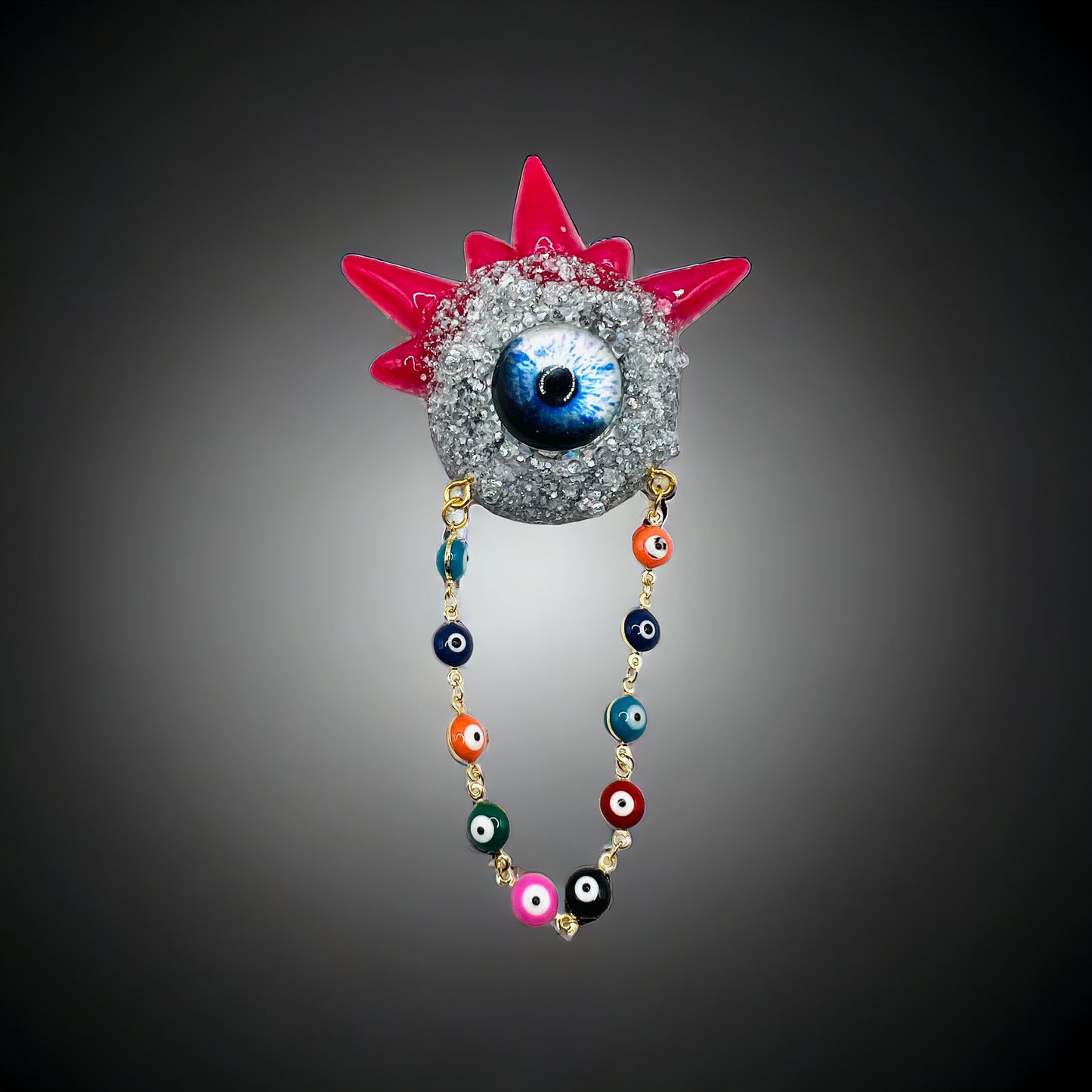 Eye brooch, silver, pink and blue monster brooch, pastel goth jewelry, evil eye brooch in resin, weird core jewelry, spooky jewelry, kawaii brooch, unique brooch. Model Spiky.