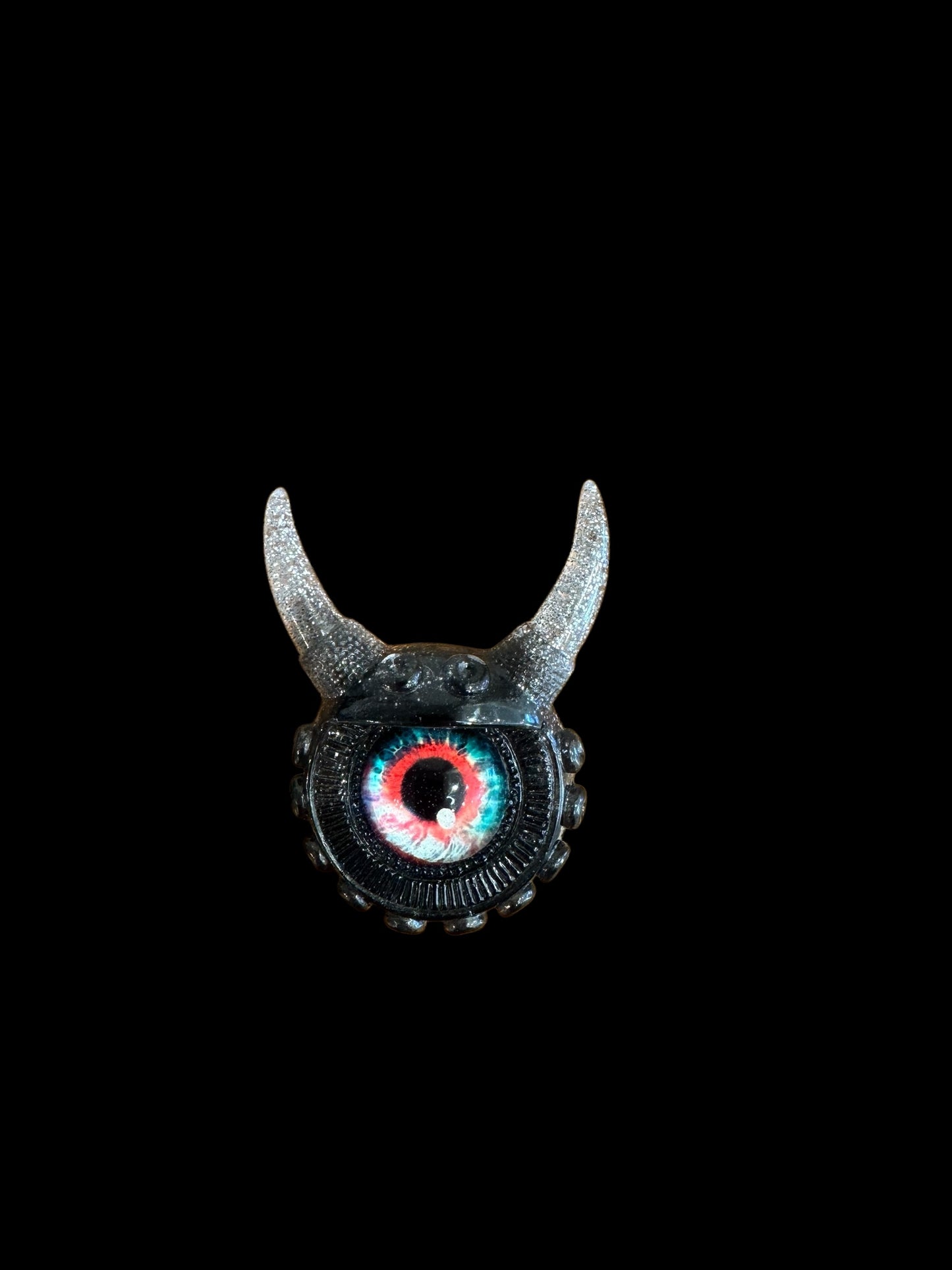 Monster brooch in silver and black. Model Vicky.