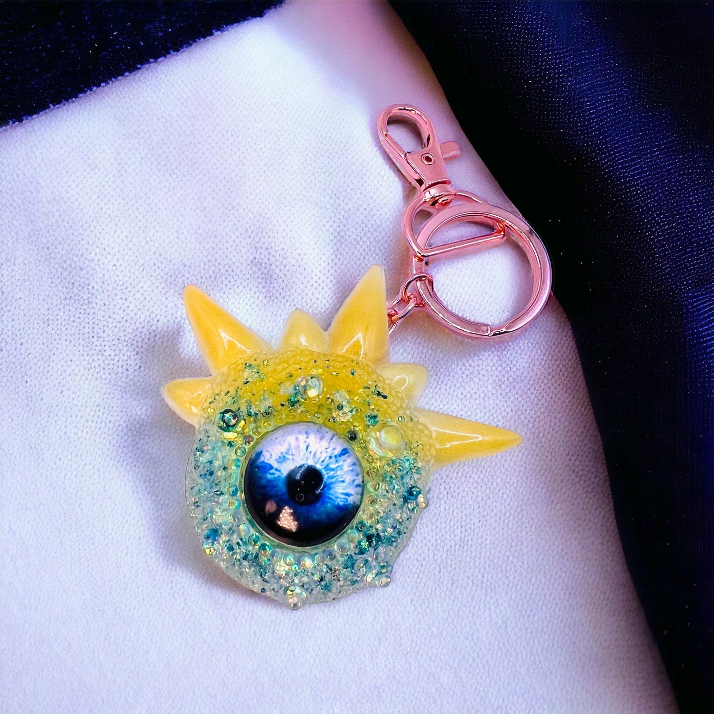 Cute Monster Eye keychain, yellow and blue. Model Spiky.