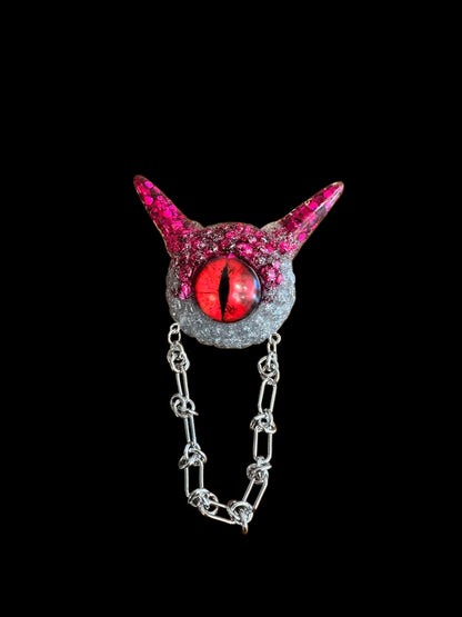 Monster brooch in pink and silver. Model Pointy.
