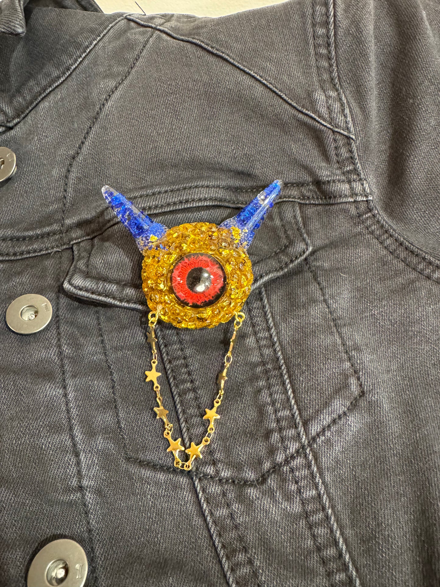 Monster brooch in gold and blue. Model Pointy.