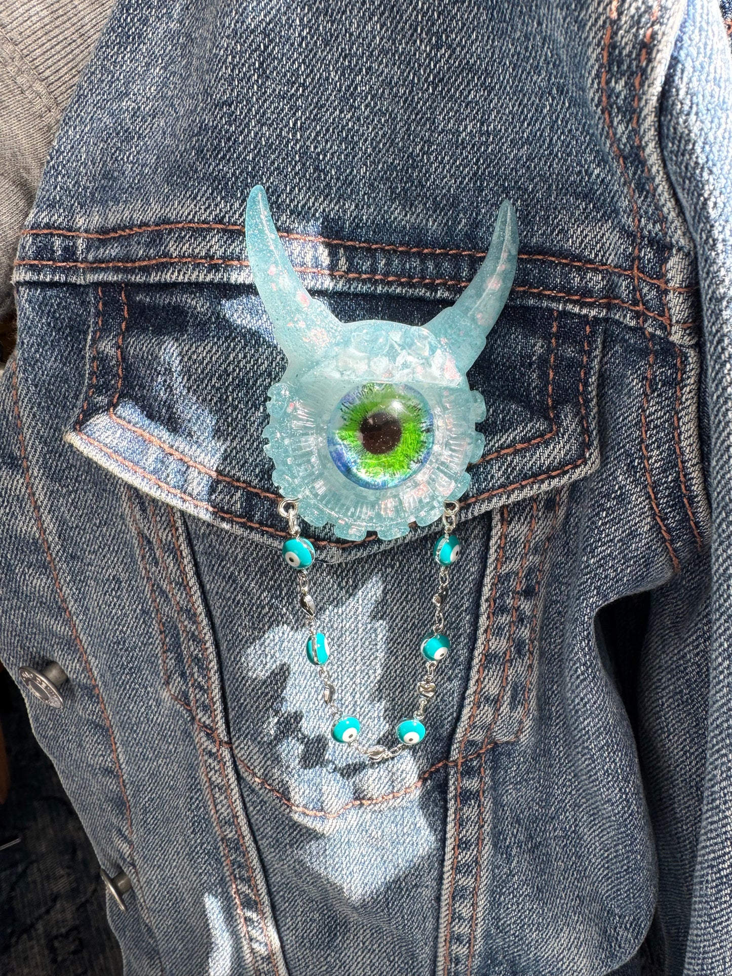 09/05 Monster brooch with chain. Model Vicky.