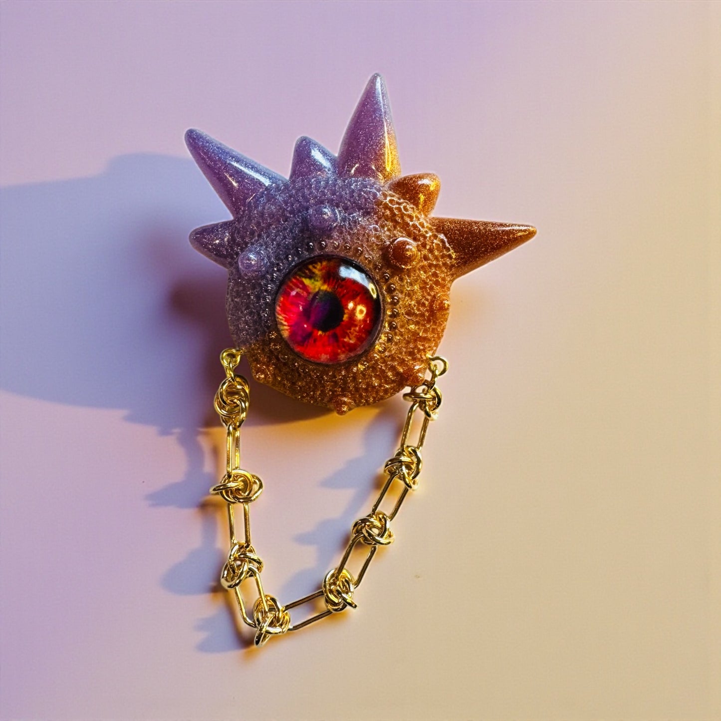 Monster brooch in copper and purple. Model Spiky.