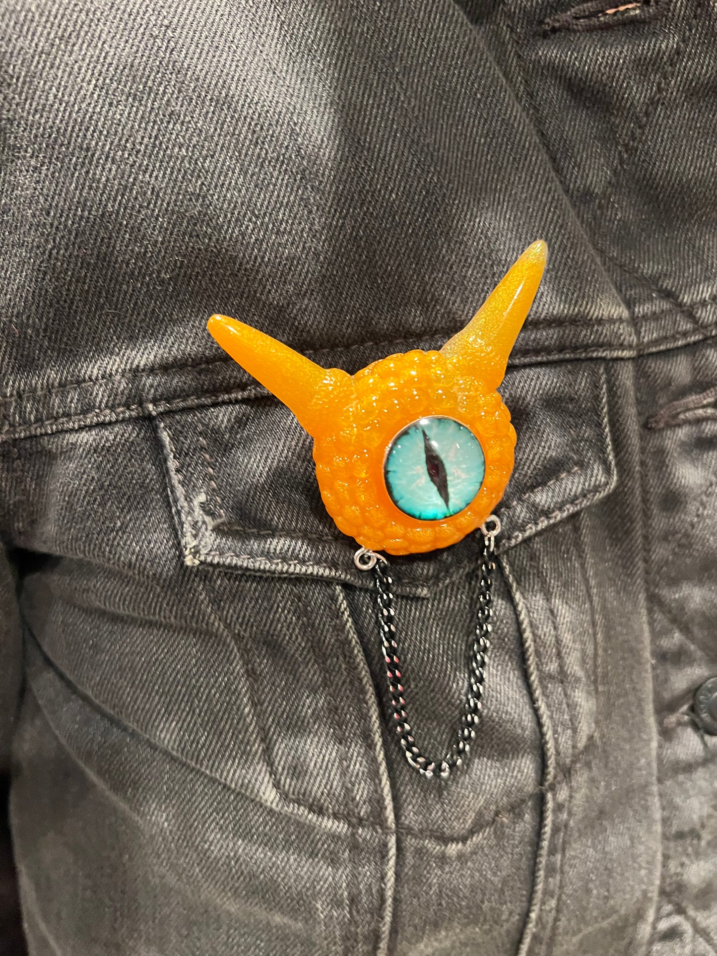 Monster brooch, handmade evil eye broach, edgy orange pastel goth brooch in resin, spooky jewelry, horror brooch, weird jewelry. Model Pointy.