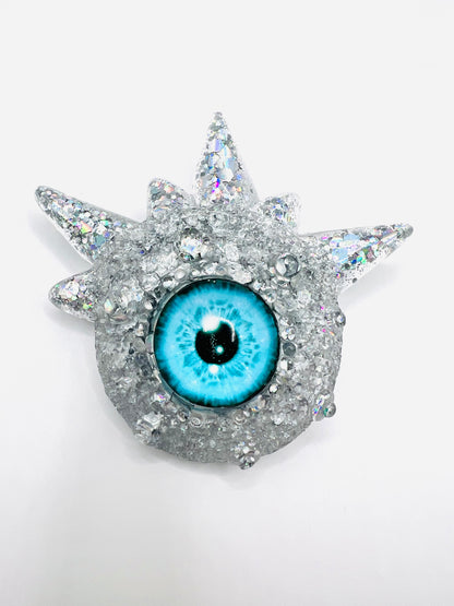 Eyeball brooch, handmade brooch in resin, silver glitter monster brooch, weird accessories, pastel goth jewelry, statement jewelry, Model Spiky.