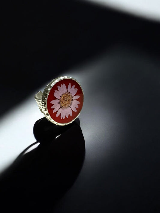 Round silver ring with light purple daisy