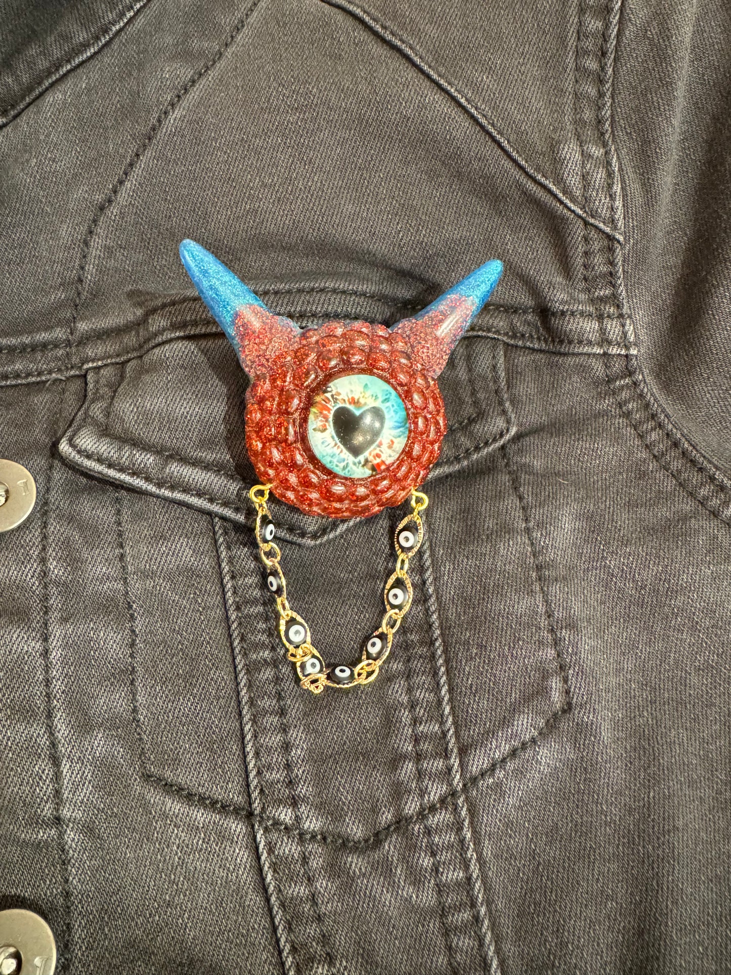 Monster brooch in red and blue. Model Pointy.
