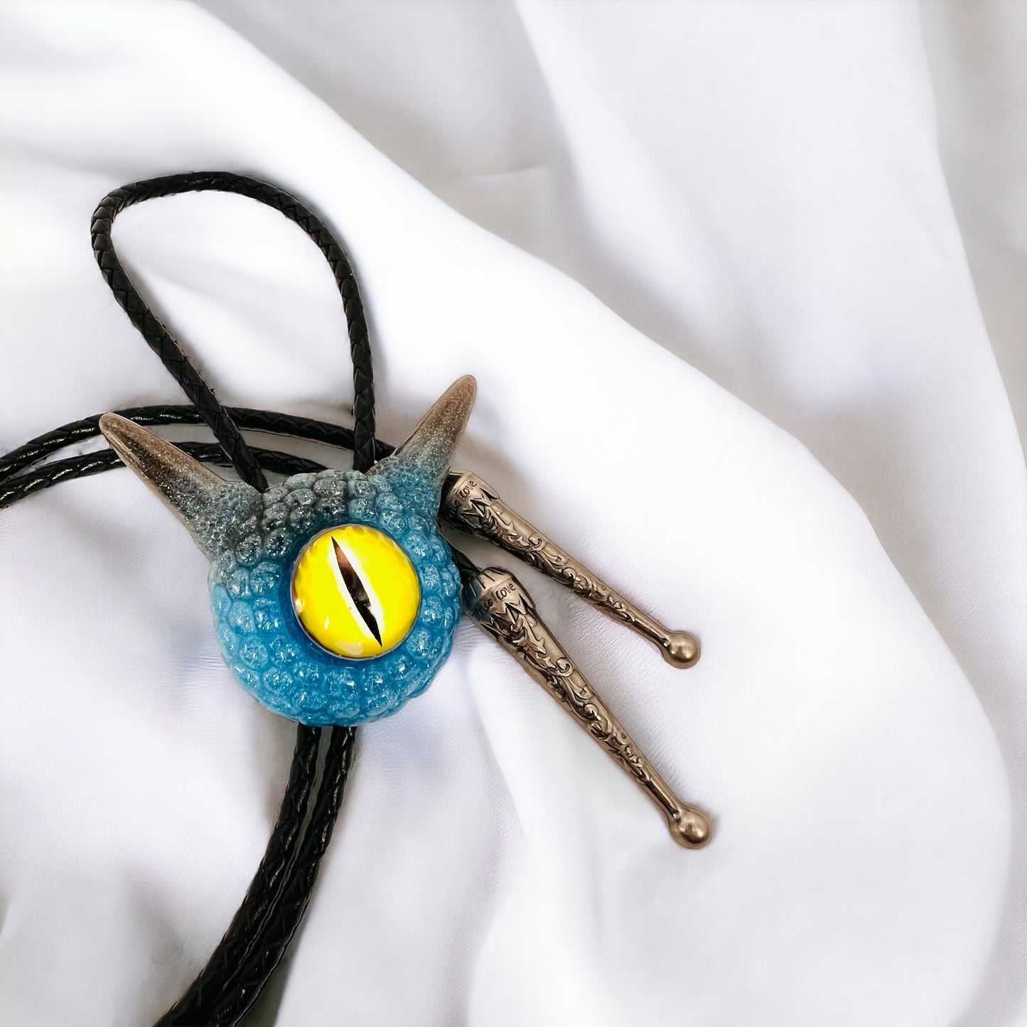 Bolo tie, Monster bolo necktie, handmade resin jewelry, eye statement jewelry. Model Pointy.