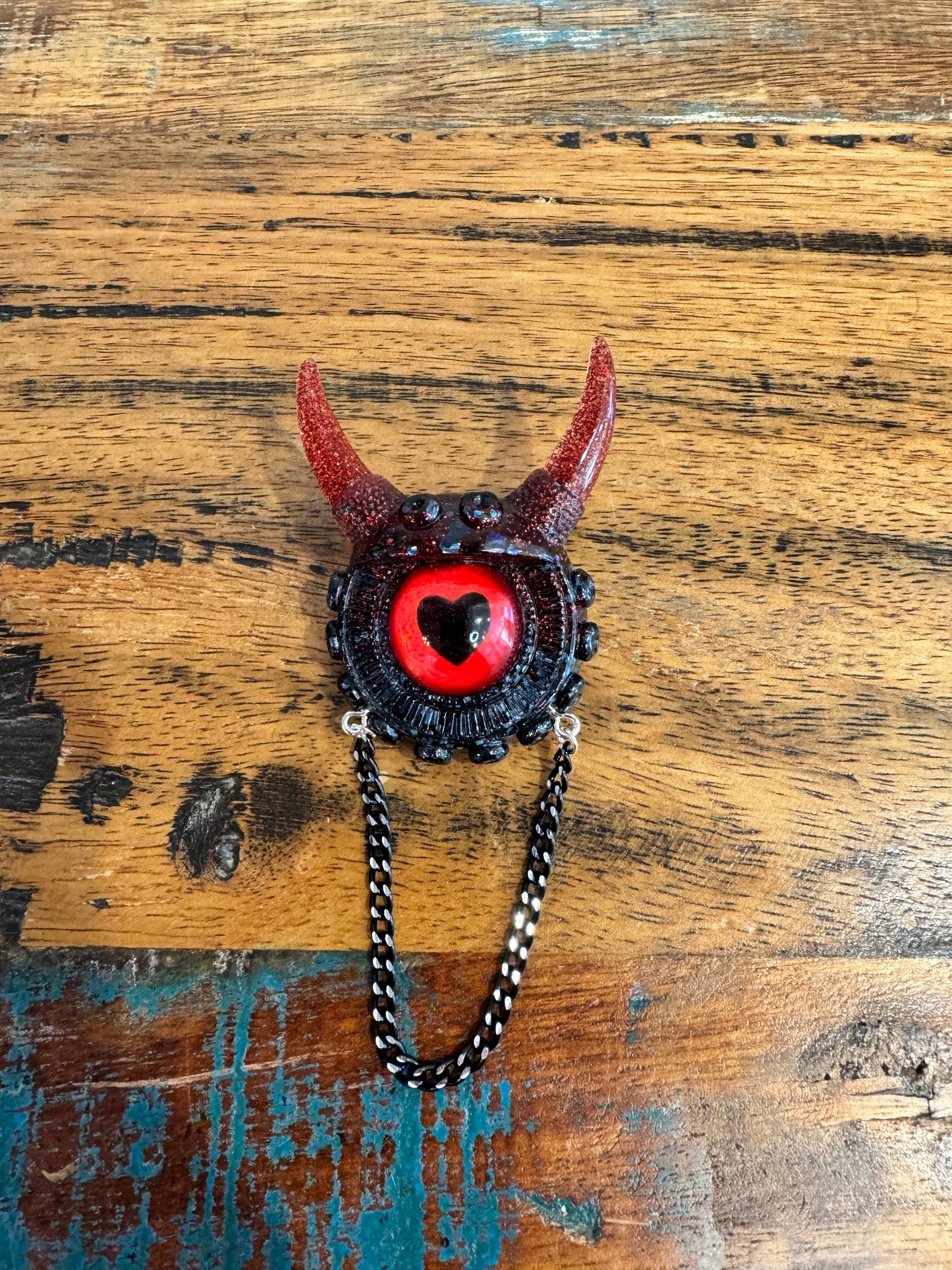 Monster brooch in black and red. Model Vicky.