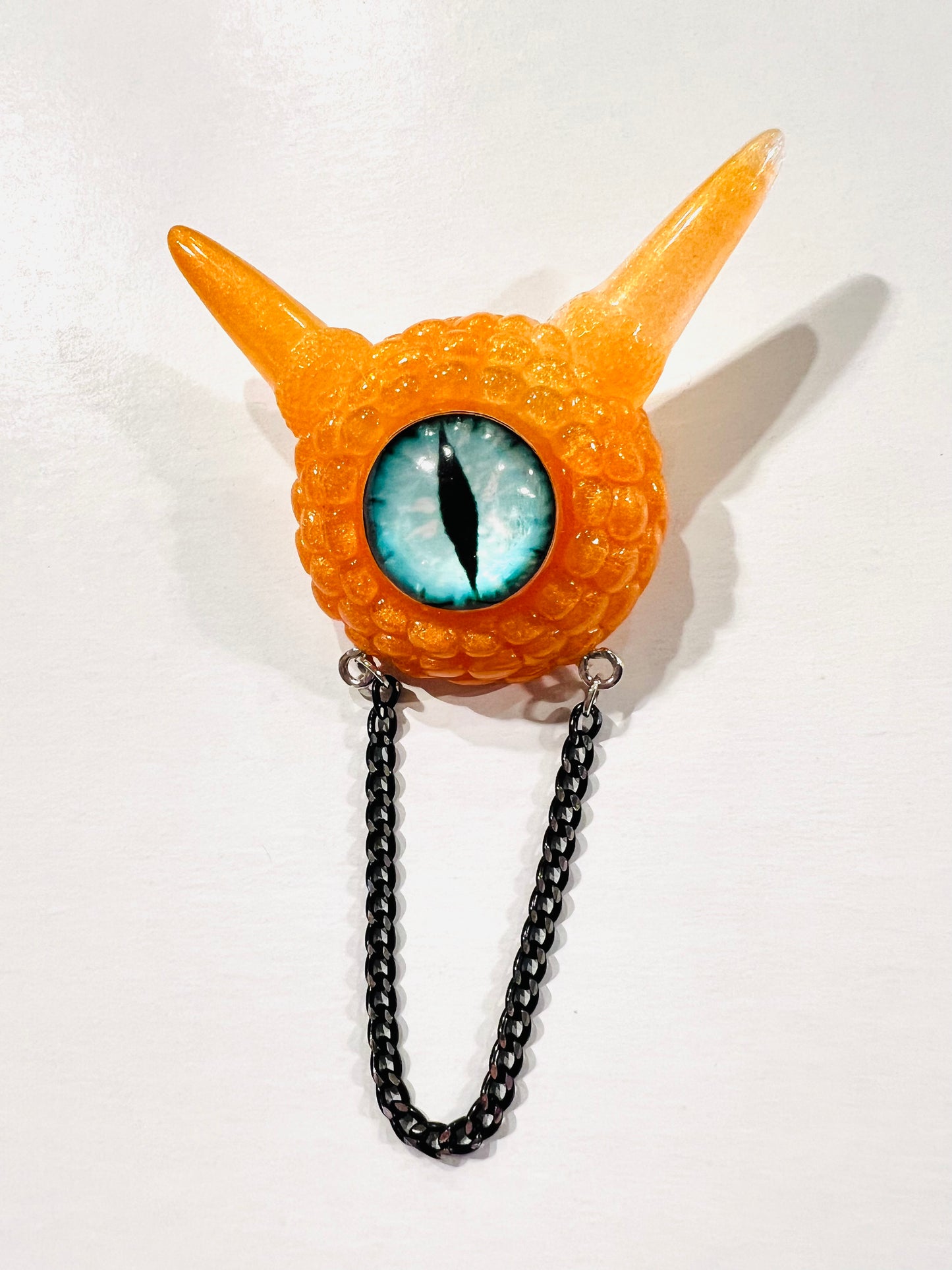 Monster brooch, handmade evil eye broach, edgy orange pastel goth brooch in resin, spooky jewelry, horror brooch, weird jewelry. Model Pointy.