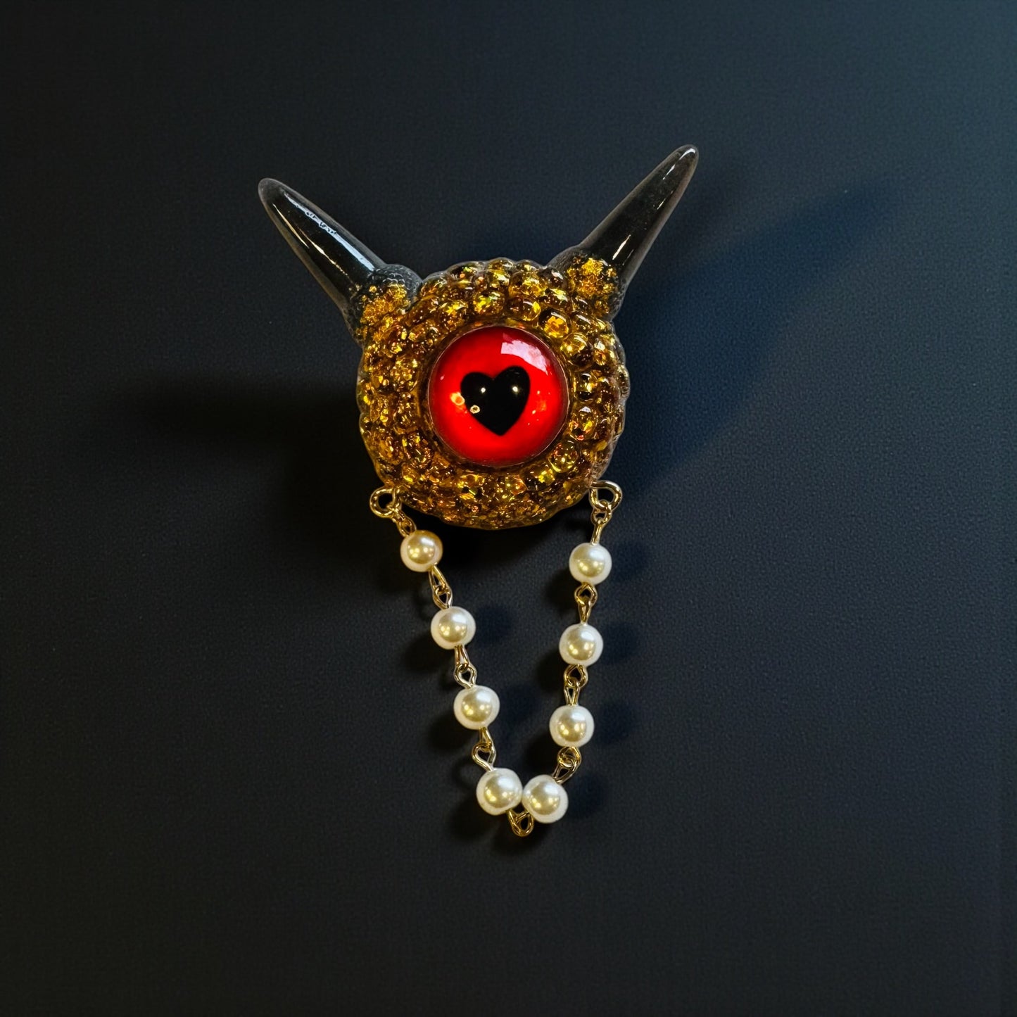 Monster brooch in gold and black. Model Pointy.