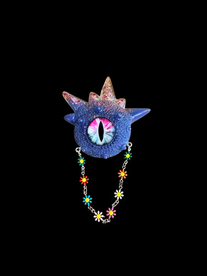 Monster brooch in blue and pink. Model Spiky.