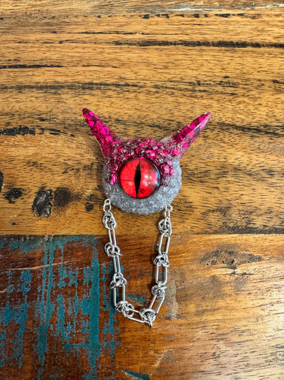 Monster brooch in pink and silver. Model Pointy.