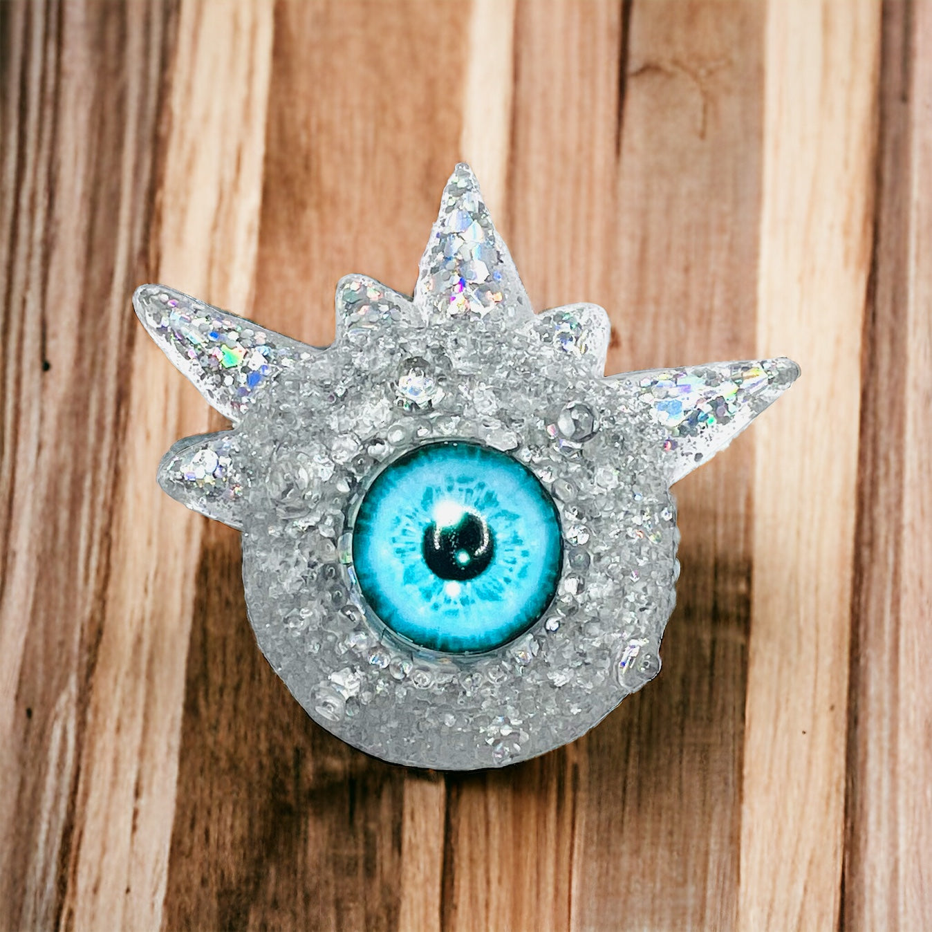 Eyeball brooch, handmade brooch in resin, silver glitter monster brooch, weird accessories, pastel goth jewelry, statement jewelry, Model Spiky.