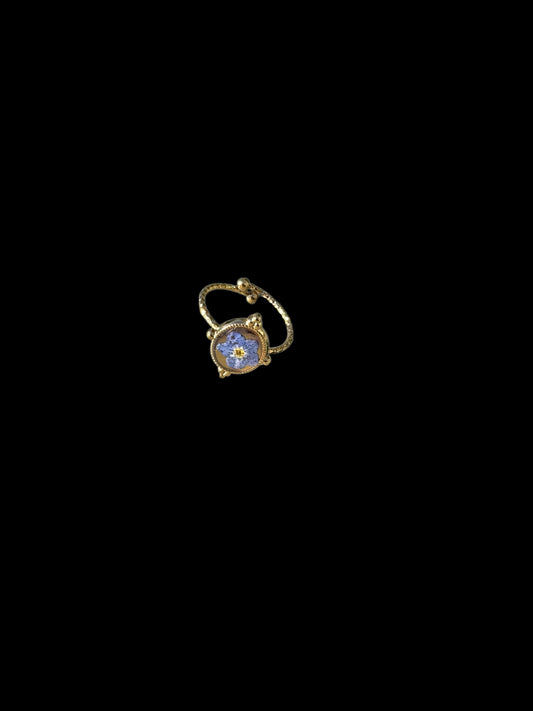 Minimalist gold ring with forget-me-not flower