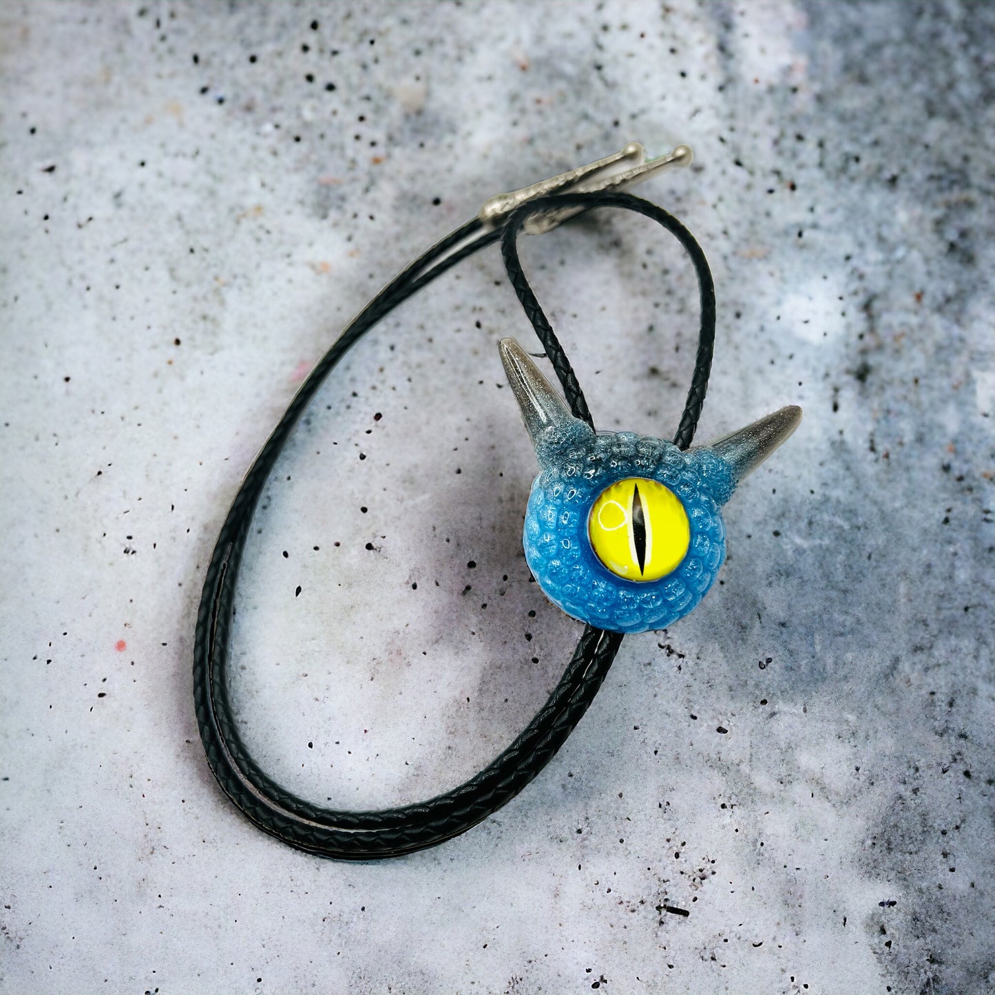 Bolo tie, Monster bolo necktie, handmade resin jewelry, eye statement jewelry. Model Pointy.