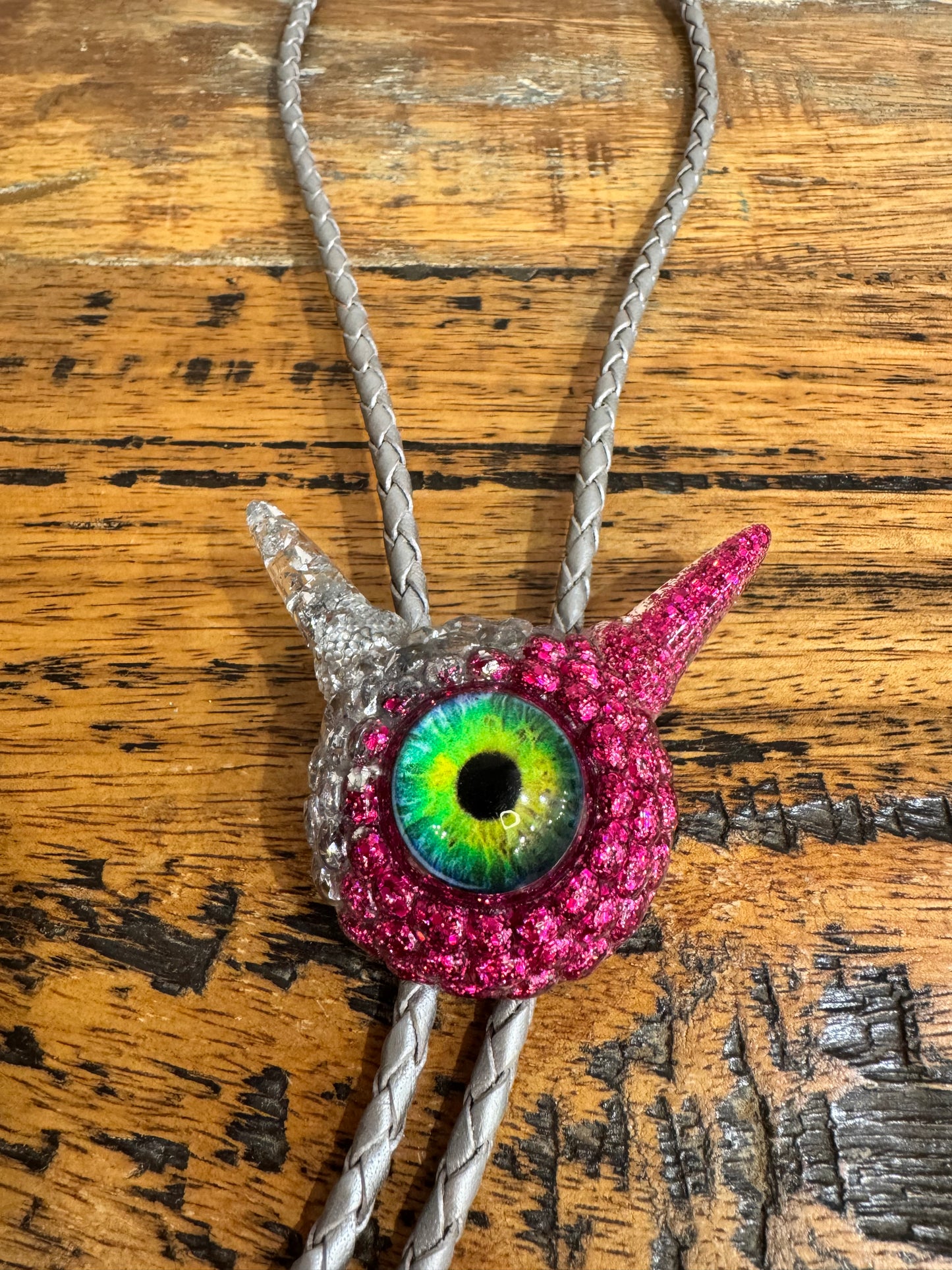 Monster bolo tie in silver and pink. Model Pointy.