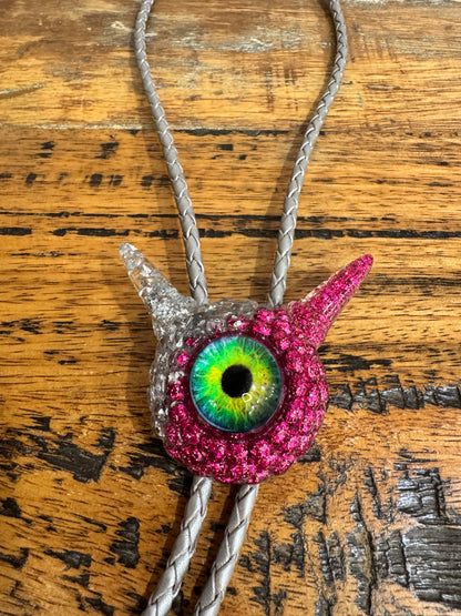 Monster bolo tie in silver and pink. Model Pointy.