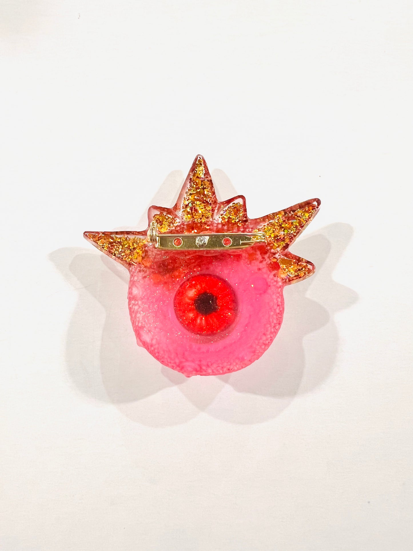 Eyeball brooch, monster evil eye brooch, handmade pink and gold brooch, edgy unique quirky pastel goth brooch in resin, Model Spiky.