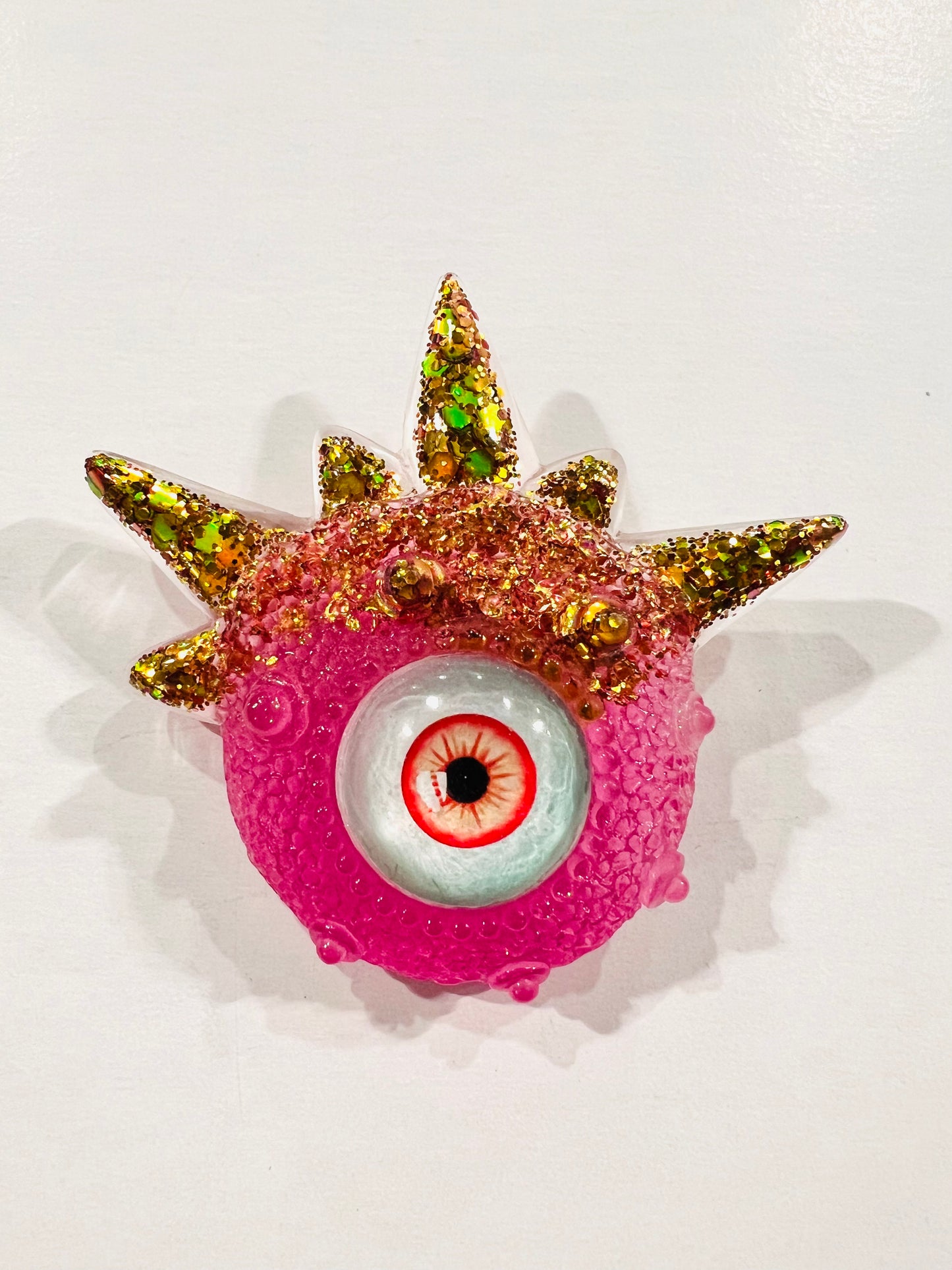 Eyeball brooch, monster evil eye brooch, handmade pink and gold brooch, edgy unique quirky pastel goth brooch in resin, Model Spiky.