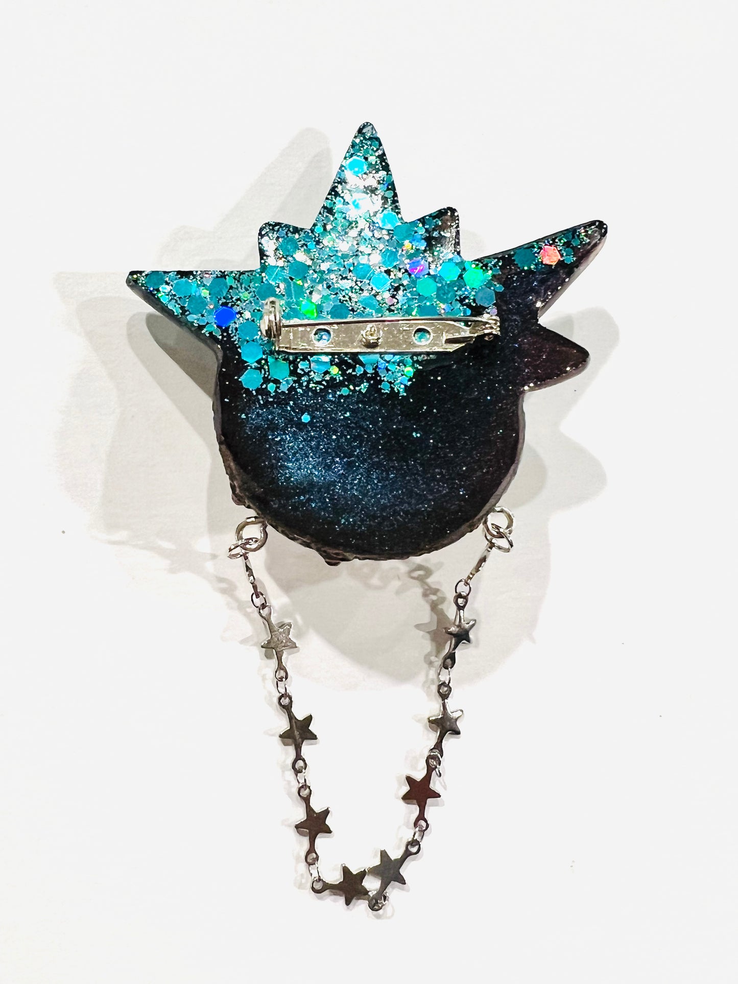 Goth brooch,edgy unique handmade brooch in resin, monster eye jewelry, blue and black glitter. Model Spiky.