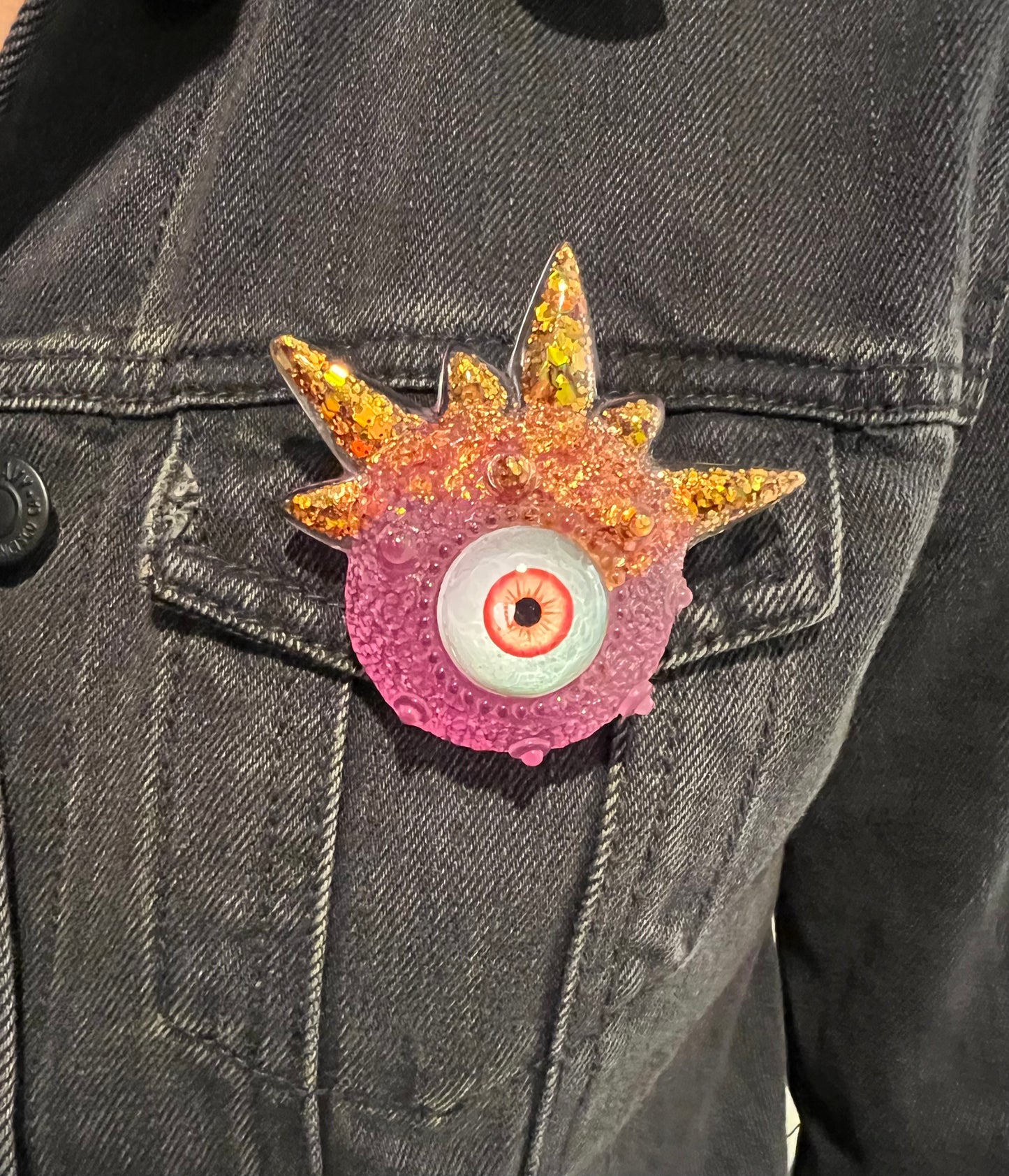 Eyeball brooch, monster evil eye brooch, handmade pink and gold brooch, edgy unique quirky pastel goth brooch in resin, Model Spiky.