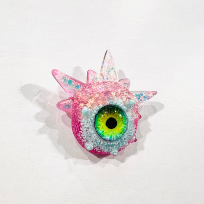 Eyeball brooch, monster evil eye brooch , edgy unique quirky pastel goth brooch in resin, spooky jewelry, horror brooch, Model Spiky.