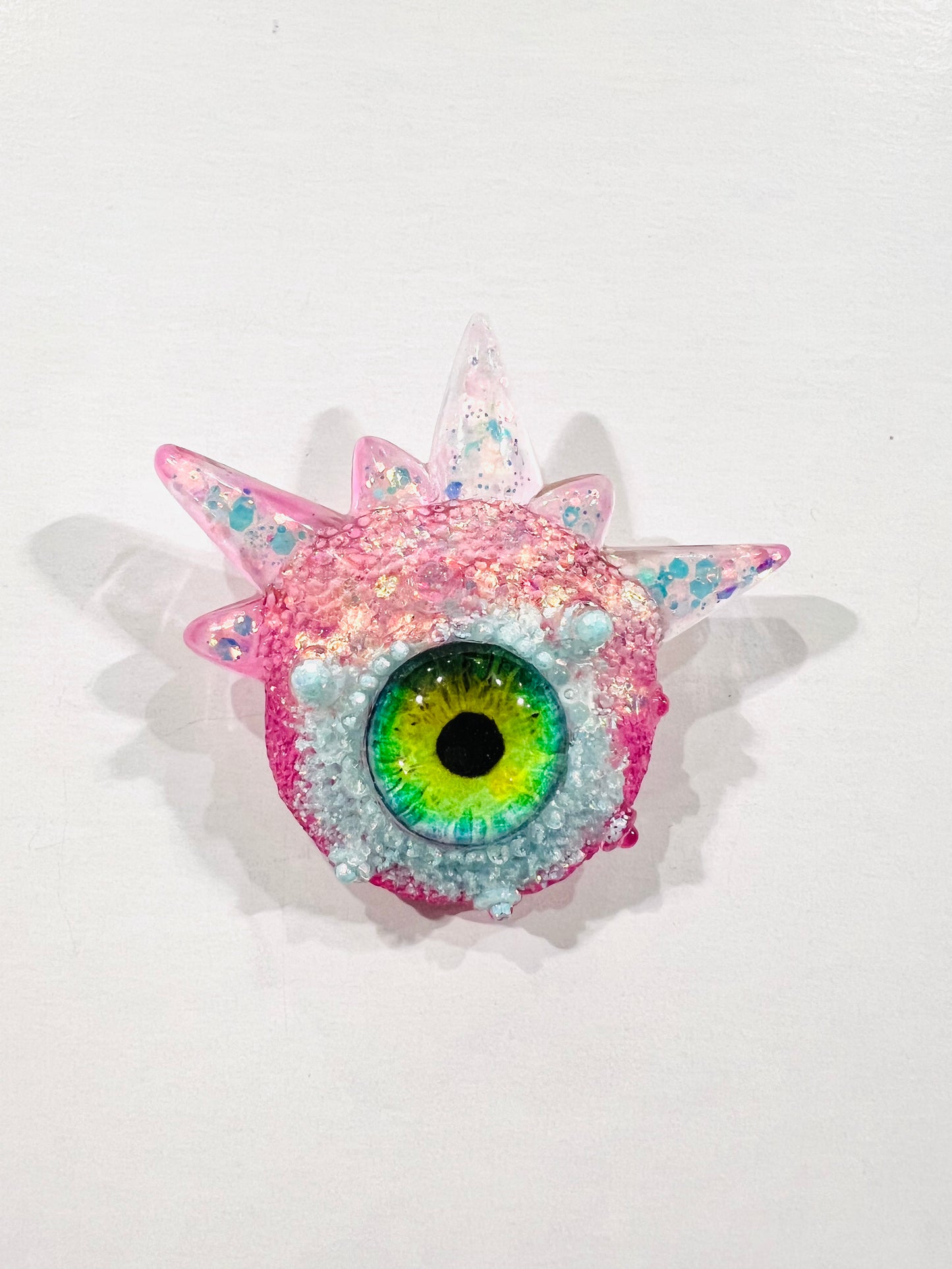 Eyeball brooch, monster evil eye brooch , edgy unique quirky pastel goth brooch in resin, spooky jewelry, horror brooch, Model Spiky.