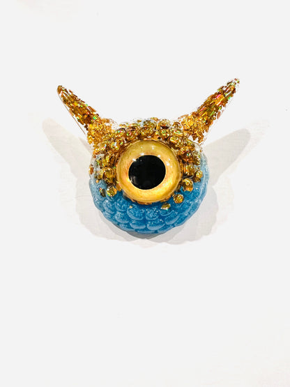 Monster Eyeball Brooch Pin, gold and blue Dragon Eye, Creepy Cute Pastel Goth brooch, handmade brooch in resin, unique eye jewelry, Model Pointy.