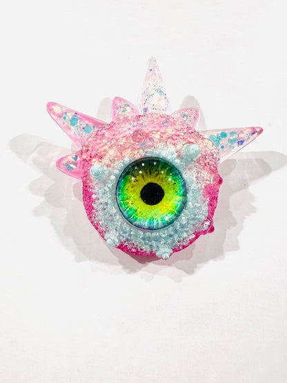 Eyeball brooch, monster evil eye brooch , edgy unique quirky pastel goth brooch in resin, spooky jewelry, horror brooch, Model Spiky.