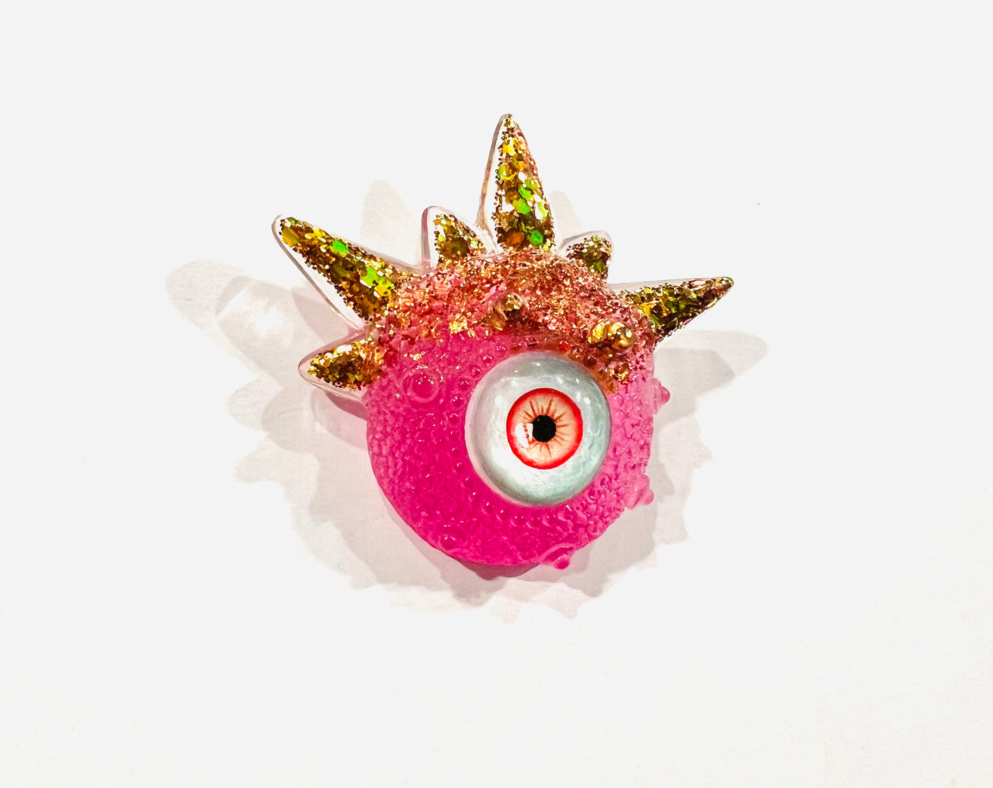 Eyeball brooch, monster evil eye brooch, handmade pink and gold brooch, edgy unique quirky pastel goth brooch in resin, Model Spiky.