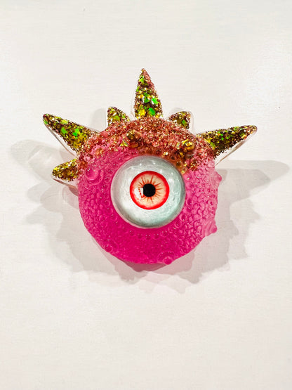 Eyeball brooch, monster evil eye brooch, handmade pink and gold brooch, edgy unique quirky pastel goth brooch in resin, Model Spiky.