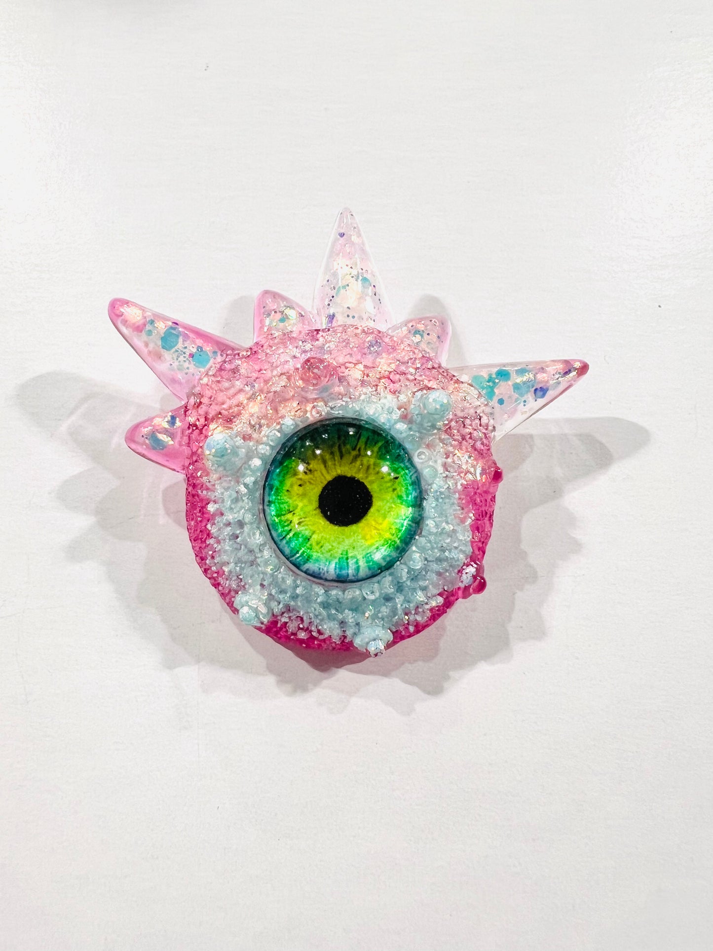 Eyeball brooch, monster evil eye brooch , edgy unique quirky pastel goth brooch in resin, spooky jewelry, horror brooch, Model Spiky.