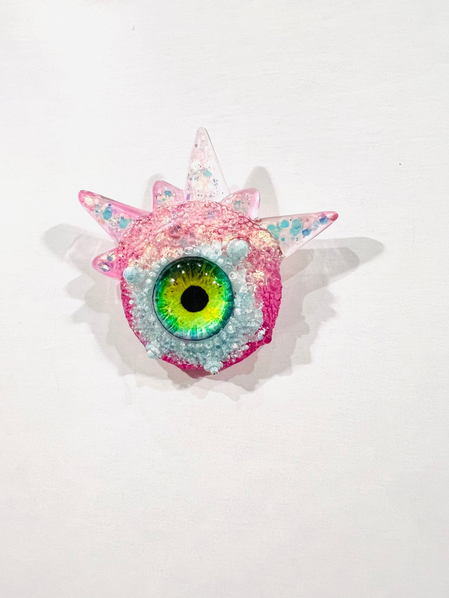 Eyeball brooch, monster evil eye brooch , edgy unique quirky pastel goth brooch in resin, spooky jewelry, horror brooch, Model Spiky.