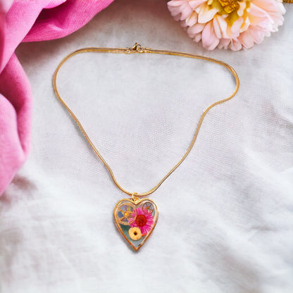 Dried flowers and watch parts necklace, handmade resin jewelry, real flowers and antics watch parts, Heart shape necklace, perfect Valentine’s Day gift, birthday gift for her, steampunk jewelry, romantic gift.