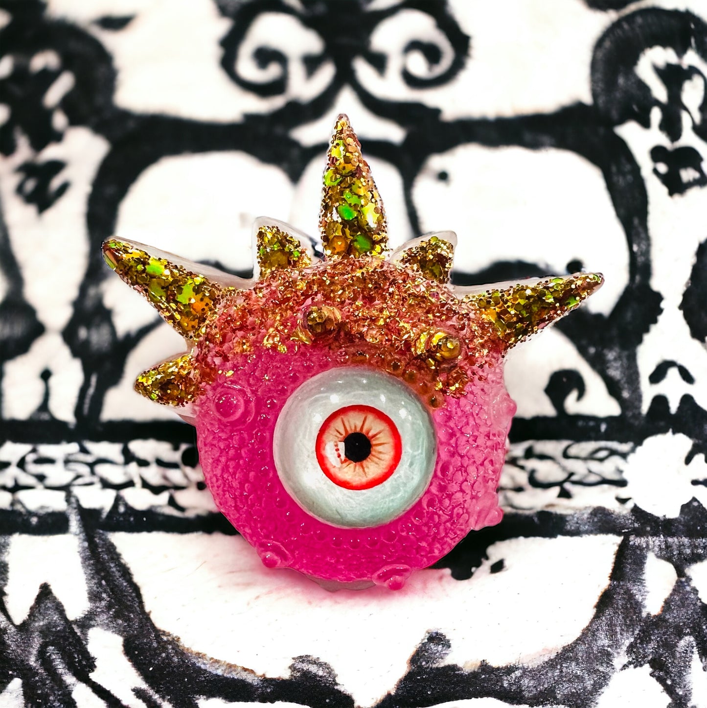 Eyeball brooch, monster evil eye brooch, handmade pink and gold brooch, edgy unique quirky pastel goth brooch in resin, Model Spiky.