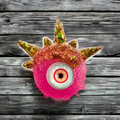 Eyeball brooch, monster evil eye brooch, handmade pink and gold brooch, edgy unique quirky pastel goth brooch in resin, Model Spiky.