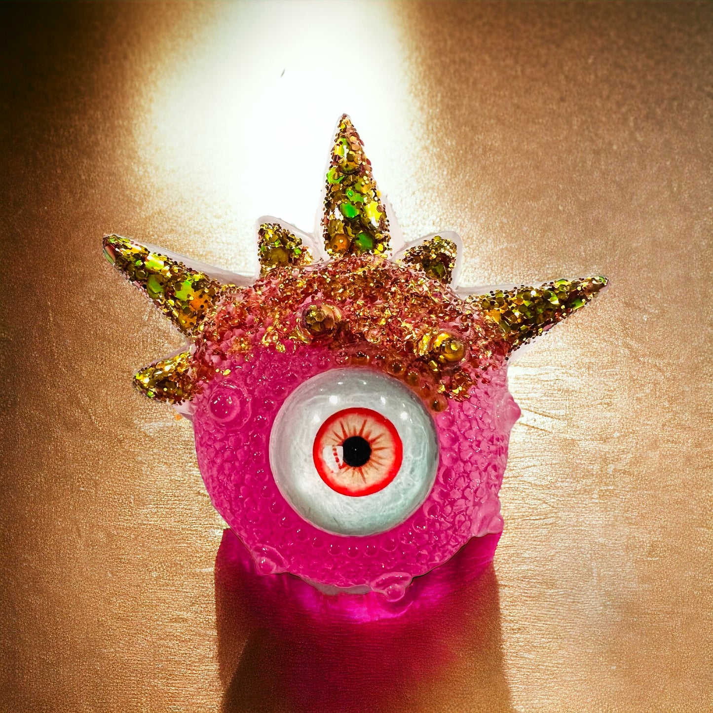 Eyeball brooch, monster evil eye brooch, handmade pink and gold brooch, edgy unique quirky pastel goth brooch in resin, Model Spiky.