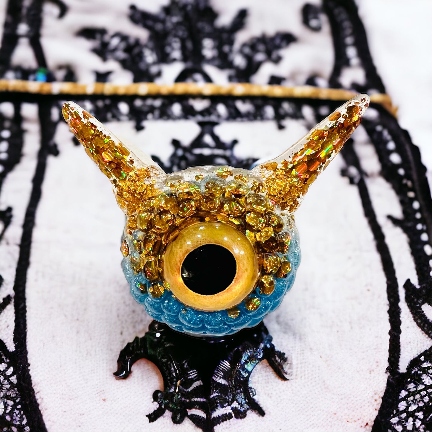 Monster Eyeball Brooch Pin, gold and blue Dragon Eye, Creepy Cute Pastel Goth brooch, handmade brooch in resin, unique eye jewelry, Model Pointy.