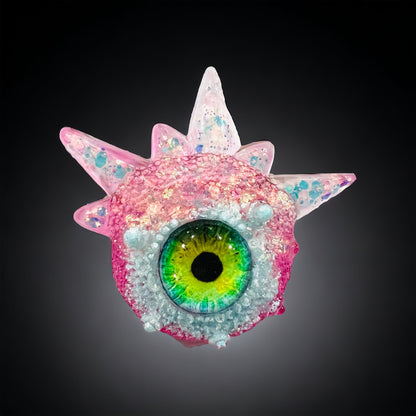 Eyeball brooch, monster evil eye brooch , edgy unique quirky pastel goth brooch in resin, spooky jewelry, horror brooch, Model Spiky.