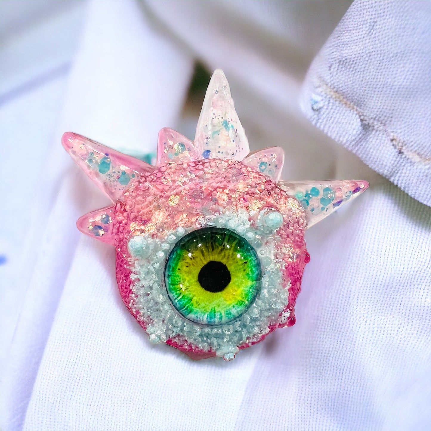 Eyeball brooch, monster evil eye brooch , edgy unique quirky pastel goth brooch in resin, spooky jewelry, horror brooch, Model Spiky.