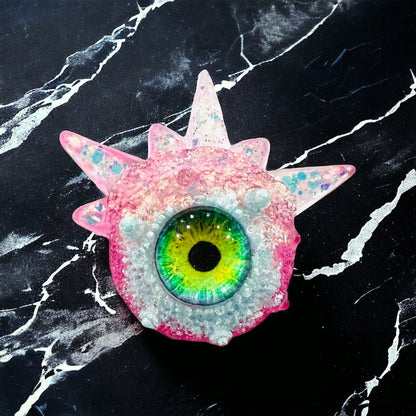 Eyeball brooch, monster evil eye brooch , edgy unique quirky pastel goth brooch in resin, spooky jewelry, horror brooch, Model Spiky.