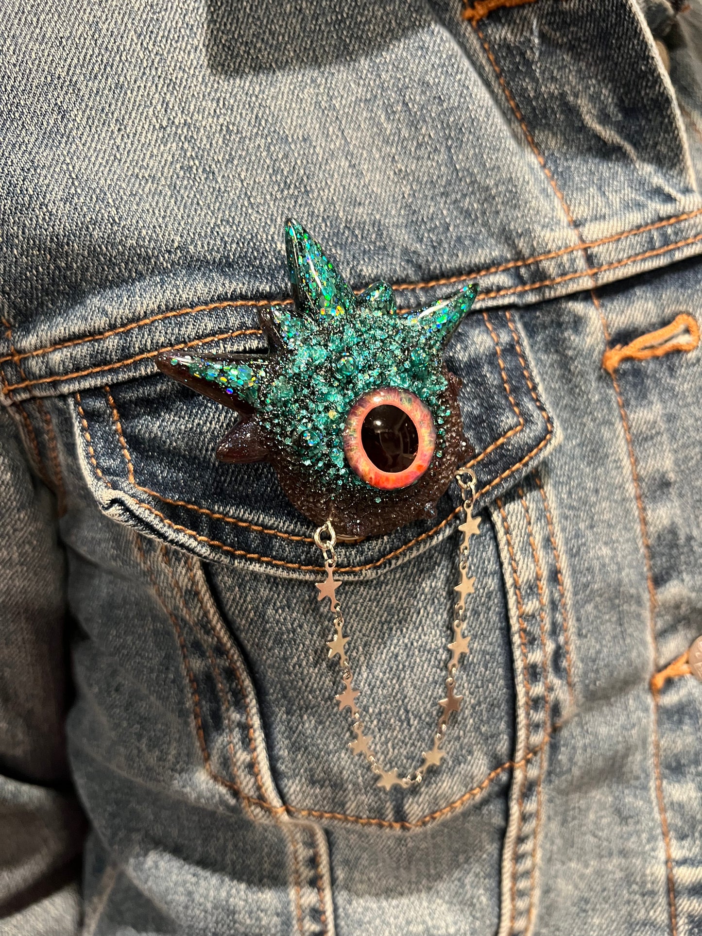 Goth brooch,edgy unique handmade brooch in resin, monster eye jewelry, blue and black glitter. Model Spiky.