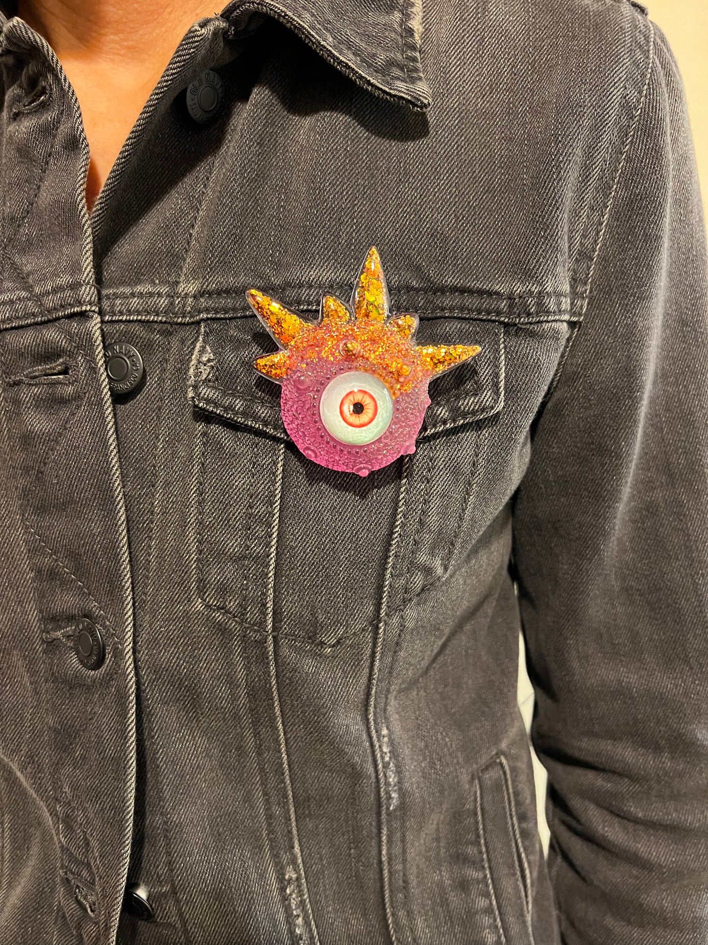 Eyeball brooch, monster evil eye brooch, handmade pink and gold brooch, edgy unique quirky pastel goth brooch in resin, Model Spiky.