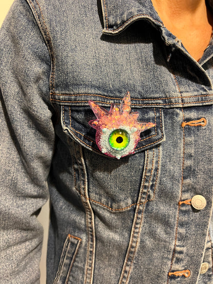 Eyeball brooch, monster evil eye brooch , edgy unique quirky pastel goth brooch in resin, spooky jewelry, horror brooch, Model Spiky.