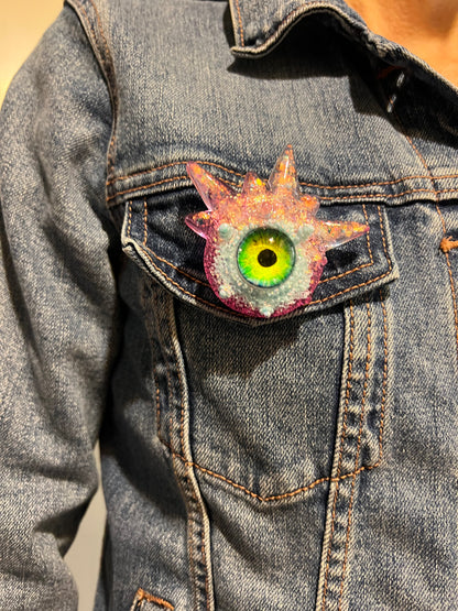 Eyeball brooch, monster evil eye brooch , edgy unique quirky pastel goth brooch in resin, spooky jewelry, horror brooch, Model Spiky.