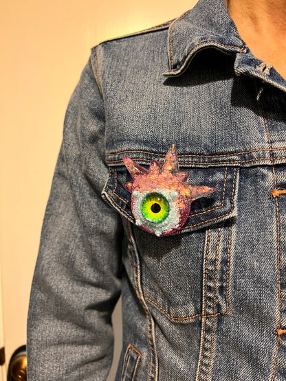 Eyeball brooch, monster evil eye brooch , edgy unique quirky pastel goth brooch in resin, spooky jewelry, horror brooch, Model Spiky.