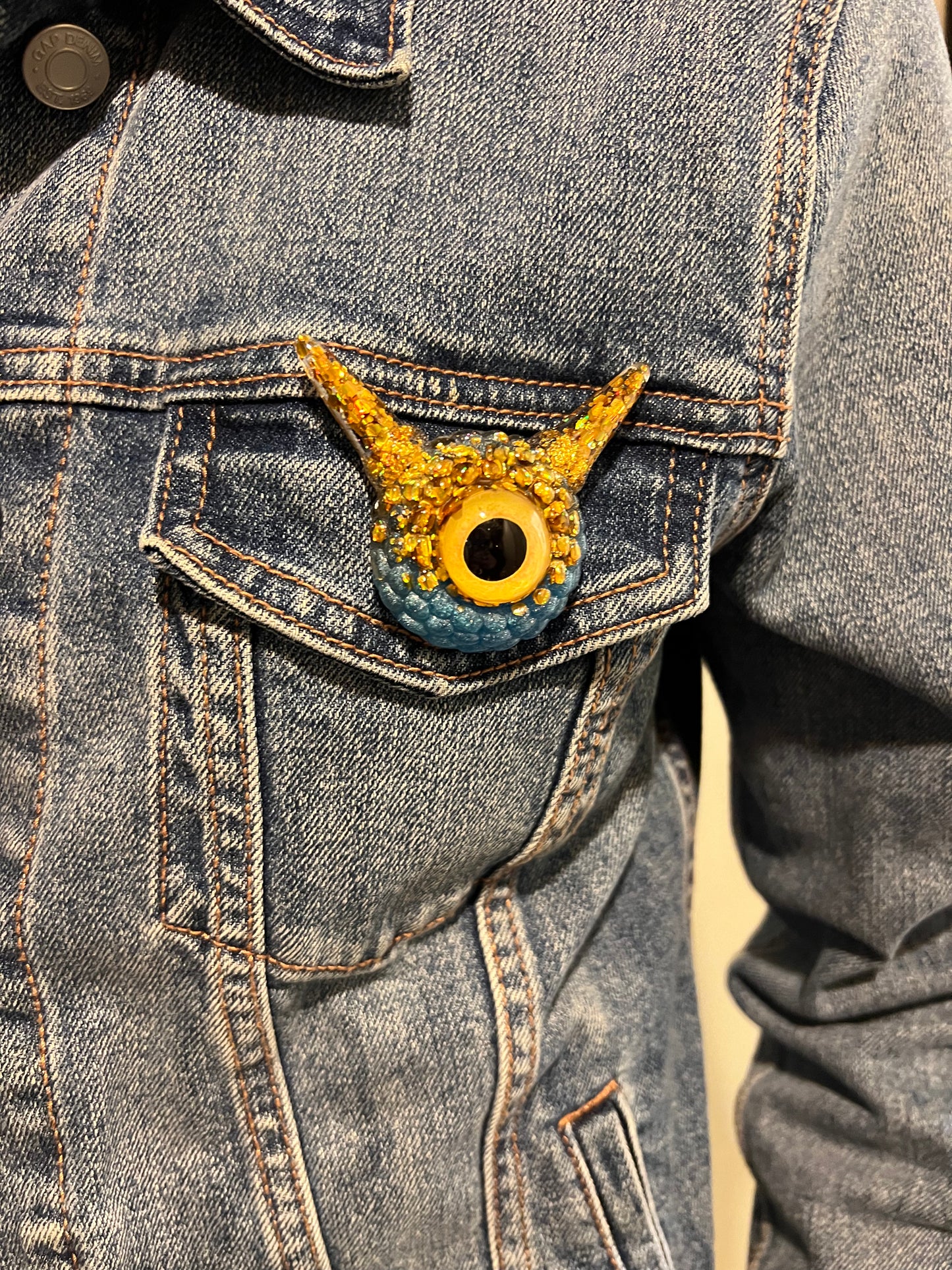 Monster Eyeball Brooch Pin, gold and blue Dragon Eye, Creepy Cute Pastel Goth brooch, handmade brooch in resin, unique eye jewelry, Model Pointy.