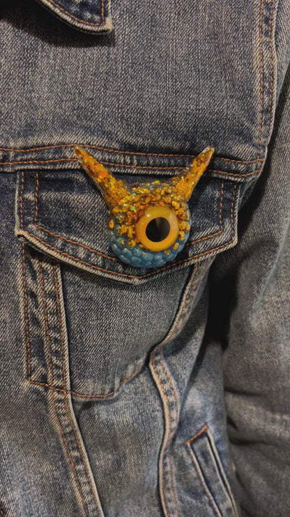 Monster Eyeball Brooch Pin, gold and blue Dragon Eye, Creepy Cute Pastel Goth brooch, handmade brooch in resin, unique eye jewelry, Model Pointy.